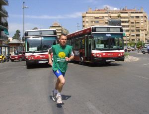 Un miembro de Los Verdes echó una carrera a un bus en 2003 hasta el Centro y ganó. /IDEAL/