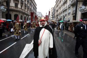 NOVEDAD. La presencia de un musulmán que representa a su pueblo durante la comitiva ha levantado las críticas de la comunidad islámica. / FOTOS DE L. RIVAS Y G. MOLERO/