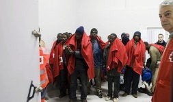 Voluntarios de Cruz Roja asisten a los inmigrantes en el centro de acogida del Puerto. /ALFREDO AGUILAR/