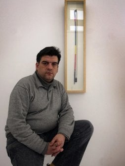 Alfonso Salazar, ante uno de sus poemas visuales. / LUCÍA RIVAS/