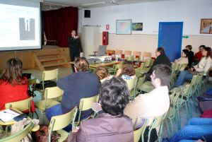 REUNIÓN. Raquel Martínez explica a los padres de alumnos del colegio Ramón y Cajal. / A. F. V./