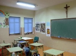 Un crucifijo preside el aula de este colegio público./