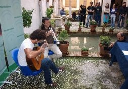 La voz y la trompeta de El Puchero del Hortelano sonaron ayer en el Instituto de la Juventud. / G. P./