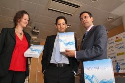 El delegado de Innovación (derecha) muestra el kit de prevención WellnessAge. / R.L. PÉREZ/