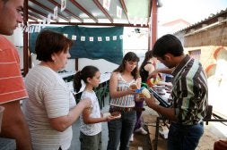 Los niños disfrutaron ayer de una degustación en Vegas de Triana. / M. ÁNGEL/
