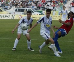 Los jugadores del Real Jaén salieron muy enchufados al juego desde el primer minuto. /F. J. CANO/