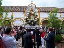 Imagen de la Virgen a su salida de la ermita ./ J. A, G. M./