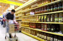 Las ventas de aceite de oliva en supermercados y tiendas han crecido en torno a un 5 por ciento. /IDEAL/