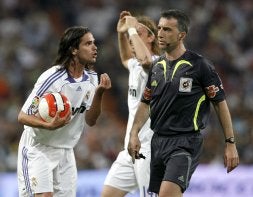 El almeriense Fernández Borbalán, en la lista para figurar como árbitro FIFA. / IDEAL/