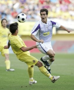 Íñigo Ros lucha por un balón en El Madrigal. /Geca Sport/