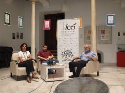 Teresa González (i), Raúl González (c) y Juan Vellido (d), en la presentación de Tleo. / G. P./