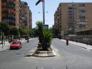 Por esta calle, desde Fontiveros a Andrés Segovia, convivirán los dos sistemas eléctricos. / J. E. GÓMEZ/