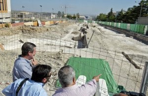 García Anguita (a la izquierda) observa la excavación hecha junto al Vivero de Empresas. /E. MUÑOZ/