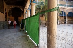 Vallado de protección ubicado en el interior del hospital para seguridad de los usuarios. / MAINÉS/
