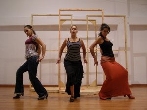 Irene 'La Serranilla', Irene Rueda Muñoz y Lidia Pousa, en el local donde ensayan a diario antes del estreno de 'Paréntesis'./ E. V./