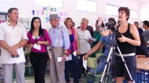 . Los aspirantes a efímeros actores guardan cola para posar ante la prueba fotográfica ./J. J. PÉREZ/
