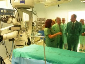 Miguel Corpas y Manuel Lucas pudieron comprobar de primera mano el avanzado equipamiento con el que ya cuenta el hospital. / E. CRUZ/