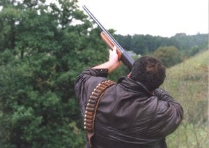 Un cazador apunta a una pieza en el cielo con su arma./IDEAL/