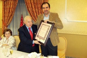 Vicente Oya (izda.) recibe de Juan del Arco el nombramiento. ::
IDEAL/