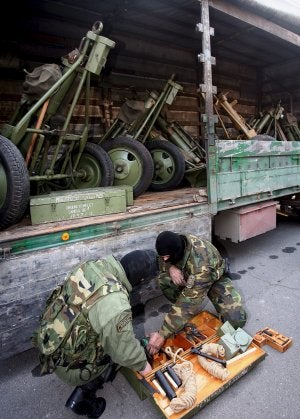 Agentes examinan las armas halladas en un camión búlgaro. ::
EFE/