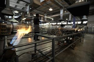 Empleados de Solel en una factoría situada en una zona industrial próxima a Jerusalén. :: IDEAL/