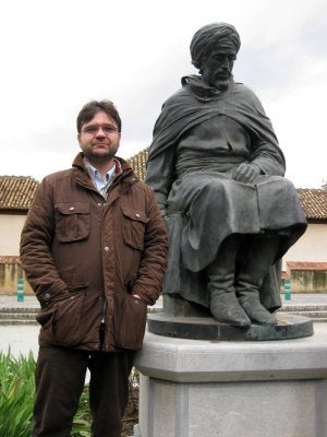 Santiago Martín Arnedo, junto a la estatua de Boabdil. ::
A. ARENAS/