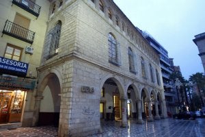 Fachada principal y soportales del Palacio de los Vilches, que ha sido declarado monumento. :: FRANCIS J. CANO/