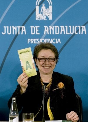Carmen Martínez Aguayo muestra el folleto donde se explica el uso del portal. ::
EFE/JUAN FERRERAS/