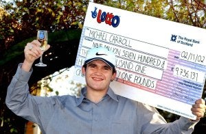 El joven británico, en noviembre de 2002, con su cheque. Tenía 19 años y las autoridades ya le controlaban con un dispositivo electrónico.::
AP
Carroll, en fechas más recientes, dando su respuesta habitual a las críticas./