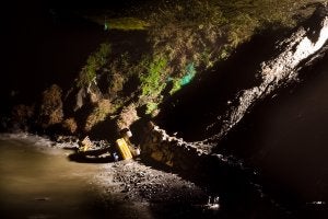 La excavadora en la que trabajaba la víctima reparando la N-340, anoche, en la playa de Albuñol. :: JAVIER MARTÍN/