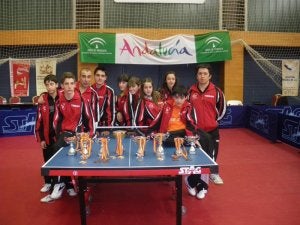 Los ganadores del CajaGranada, con sus trofeos. ::
IDEAL/