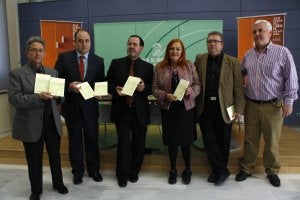 Responsables políticos y organizadores posan con el programa de la feria. ::
TOÑI MARTÍNEZ/