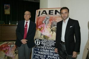 Enrique Ponce y el vicepresidente de la asociación posan junto al cartel del festival taurino. :: F. J. CANO/