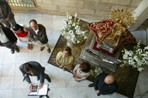 La consejera de Cultura, la alcaldesa y el deán de la Catedral, cuando se trasladó en julio pasado. :: IDEAL/