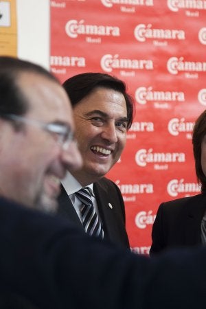 Colaboración. Gijón, nuevo presidente de la Cámara de Motril. En primer término, el presidente de la Cámara de Granada, Javier Jiménez. :: J. MARTÍN/