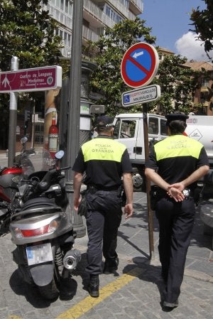 Dos agentes dejan sin multar a una moto aparcada en un espacio para minusválidos. :: RAMÓN L. PÉREZ/
