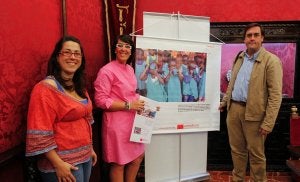 Teresa Linde, María Francés y Eduardo Ibáñez, junto a una de las fotografías. ::
RAMÓN L. PÉREZ/