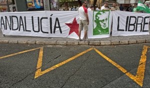 Una gran pancarta con la cara de Blas Infante encabezó la protesta de ayer en Sevilla. ::
EFE/