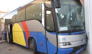 Así quedó el autobús robado tras ser empotrado . :: A. CÁCERES/