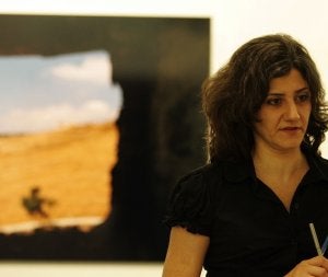 Dalia Khamissy ante una de las fotografías de la exposición mostrada en el CAF. :: J. J. MULLOR/