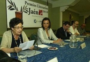 Francisca Aguirre, presidenta del jurado de poesía anunciando la obra ganadora. ::
CELIA MONDÉJAR/