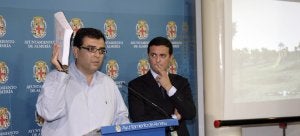 Francisco Amizián, con el informe en la mano, y Javier Aureliano García durante la rueda de prensa celebrada ayer :: IDEAL/