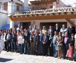 Pepa Franco con el distintivo rodeada de amigos y representantes institucionales. ::
E. BENÍTEZ/