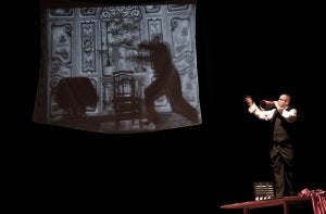 El granadino MagoMigue, en pleno ensayo del espectáculo de 'AluCine'. :: IDEAL/