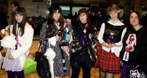Andrea, Irene, Chloe y Ana María llegaron desde Elche con sus muñecas./