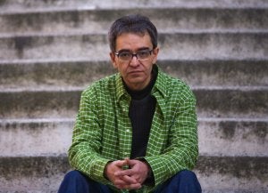 Javier Cano, el hermano del cantautor Carlos Cano, en las escalinatas de la Biblioteca de Andalucía. :: ALFREDO AGUILAR/