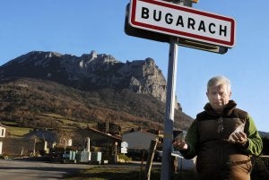 El alcalde de Bugarach, Jean Pierre Delord, advierte que el pueblo «no va a poder resistir». ::
AFP/