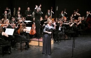 La contralto Soledad Pedrosa en su primera interpretación en el concierto con la OCAL y la OJAL, dirigidas por Michael Thomas . :: P. MANZANO/