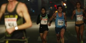 Las atletas muestran su esfuerzo en los últimos metros antes de entrar en la meta. En la imagen la ganadora. :: CELIA MONDÉJAR/