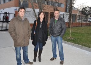 Susana Fernández flanqueada por dos profesores de Religión de los institutos de Baza. :: J. UTRERA/